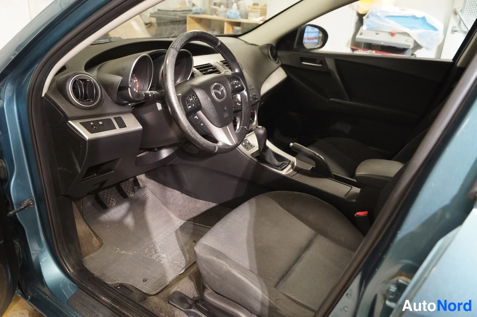 Sininen Mazda 3 2010, ohjaamo, kuva 7