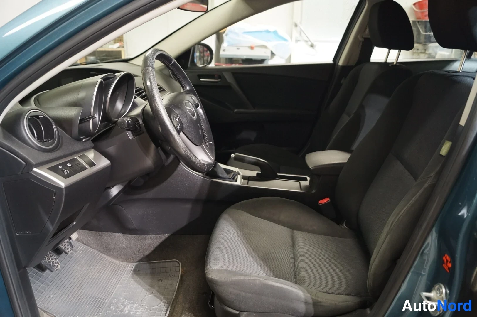 Sininen Mazda 3 2010, ohjaamo, kuva 5