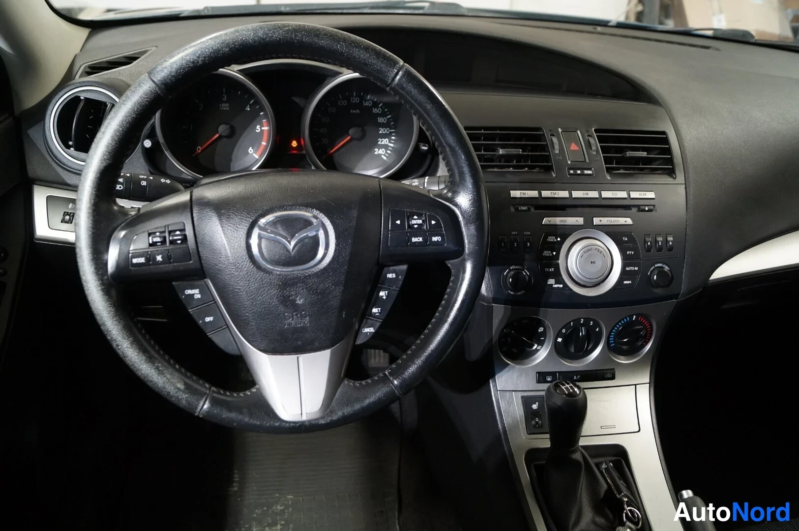 Sininen Mazda 3 2010, ohjaamo, kuva 6