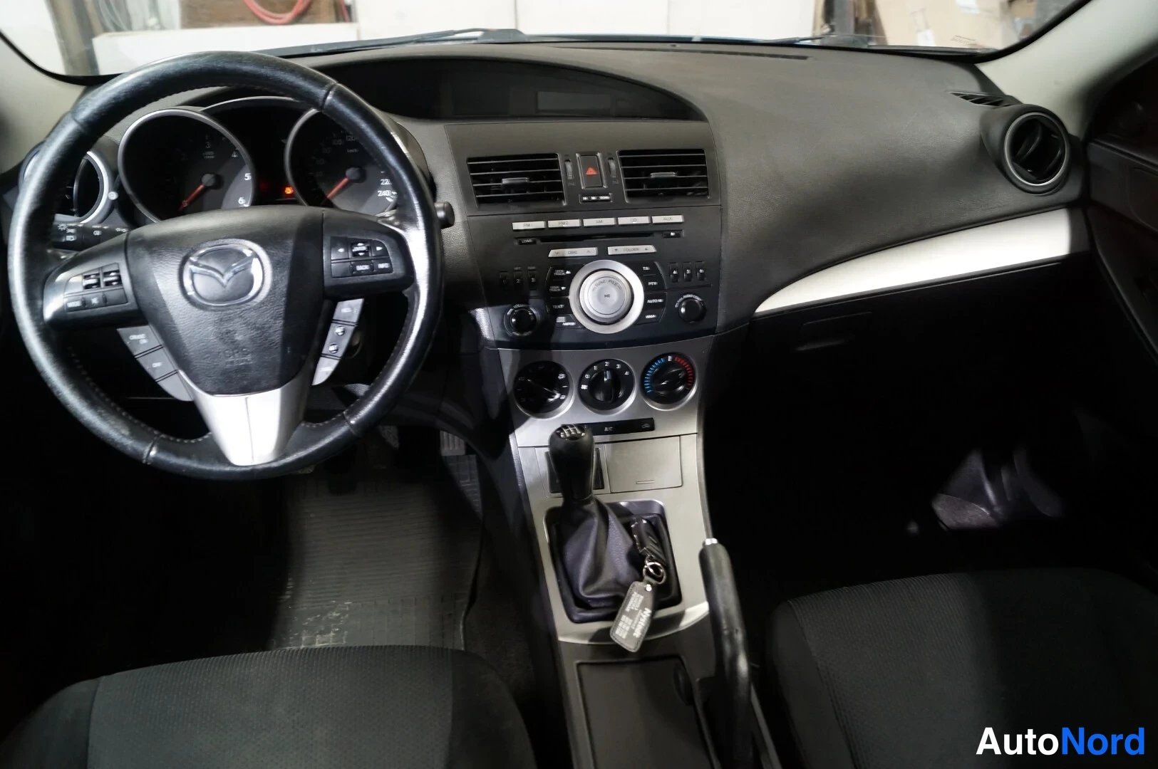 Sininen Mazda 3 2010, ohjaamo, kuva 8