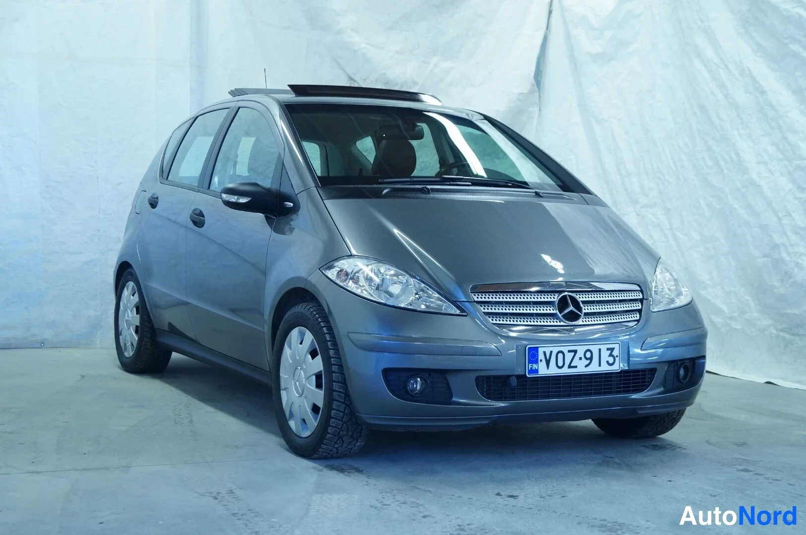 Harmaa Mercedes-Benz A 150 2008, etuviisto, keula oikealle, kuva 2