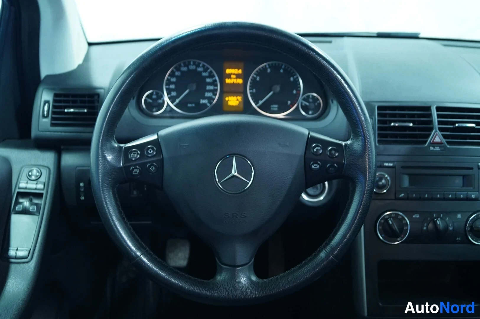 Harmaa Mercedes-Benz A 150 2008, ohjaamo, kuva 5