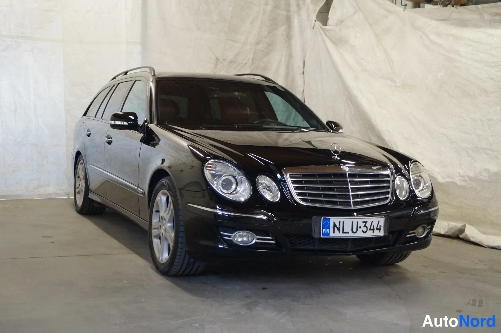 Musta Mercedes-Benz E 280 2007, etuviisto, keula oikealle, kuva 2