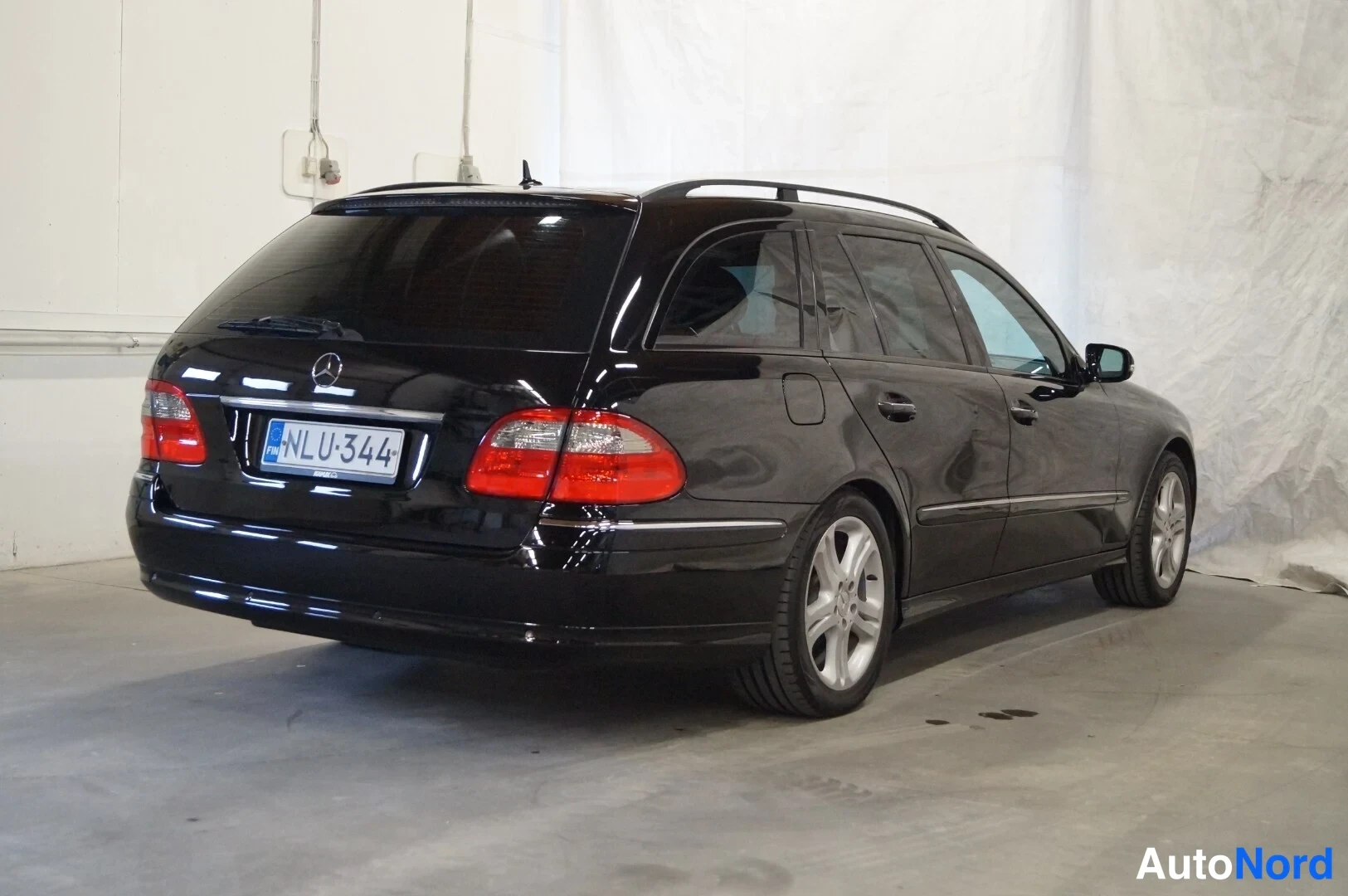 Musta Mercedes-Benz E 280 2007, takaviisto, kuva 3