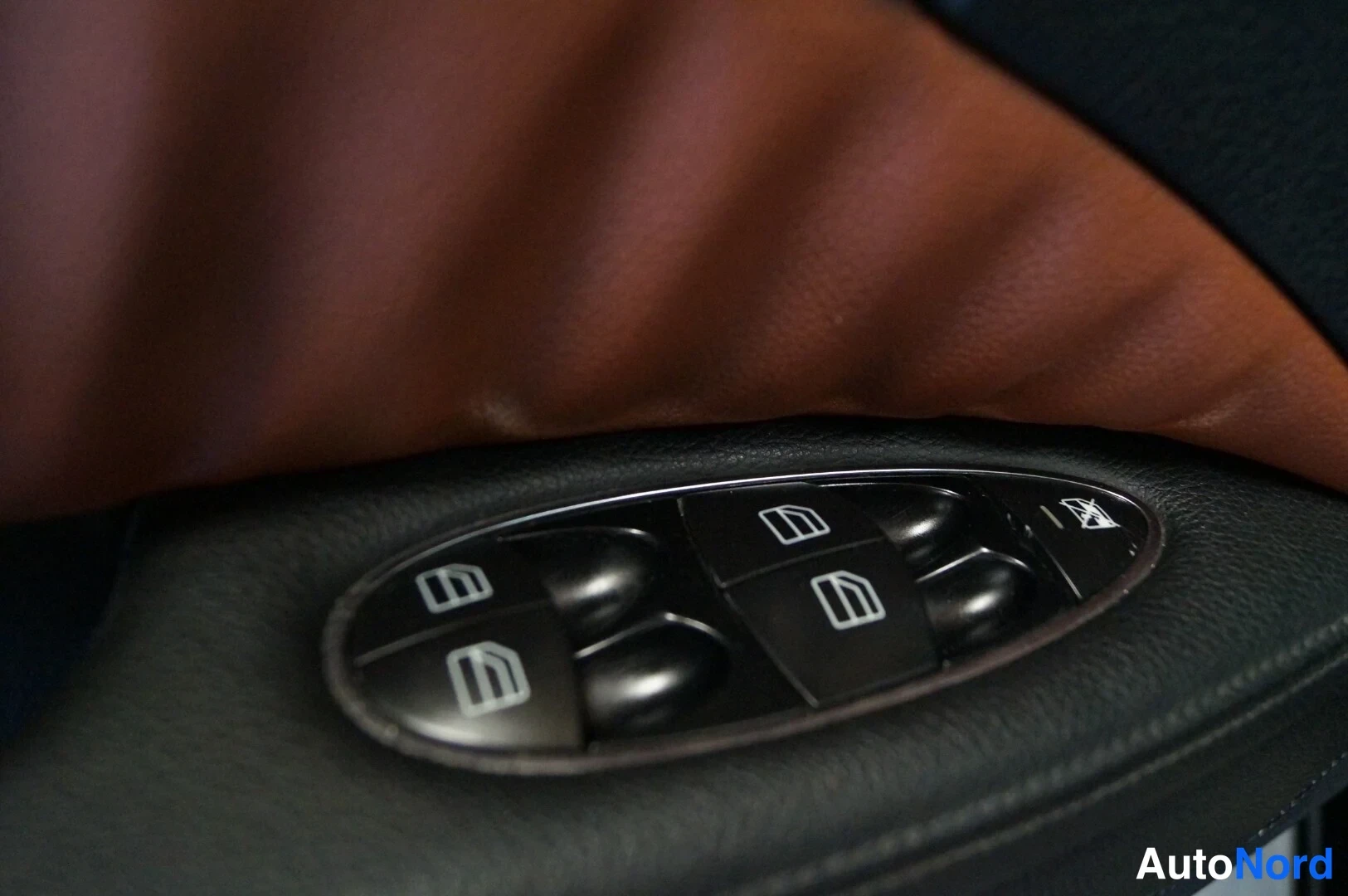 Musta Mercedes-Benz E 280 2007, yksityiskohta, kuva 12