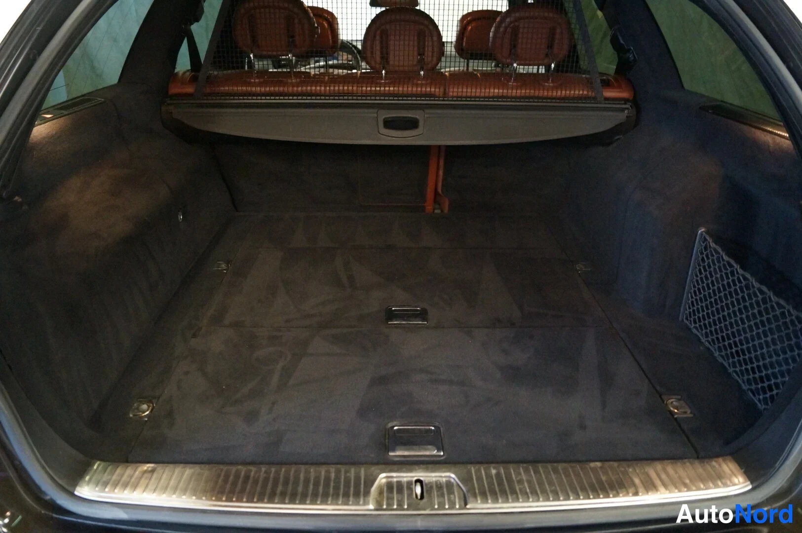 Musta Mercedes-Benz E 280 2007, tavaratila, kuva 9