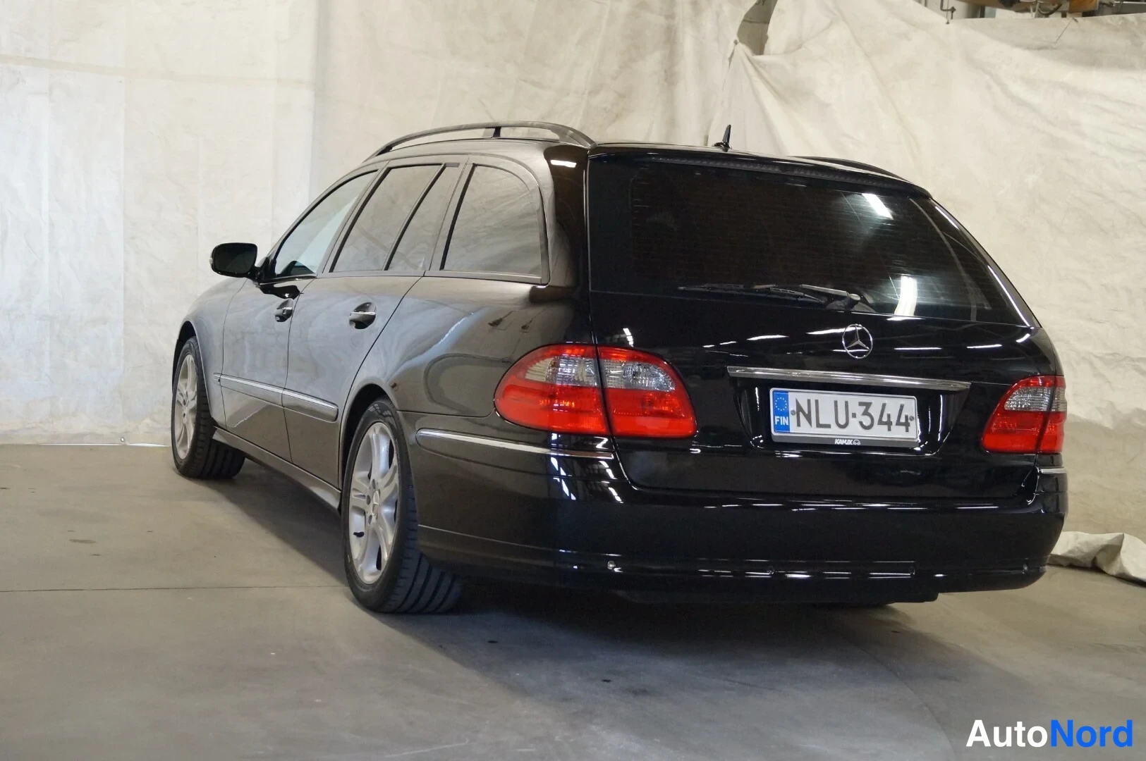 Musta Mercedes-Benz E 280 2007, takaviisto, kuva 4