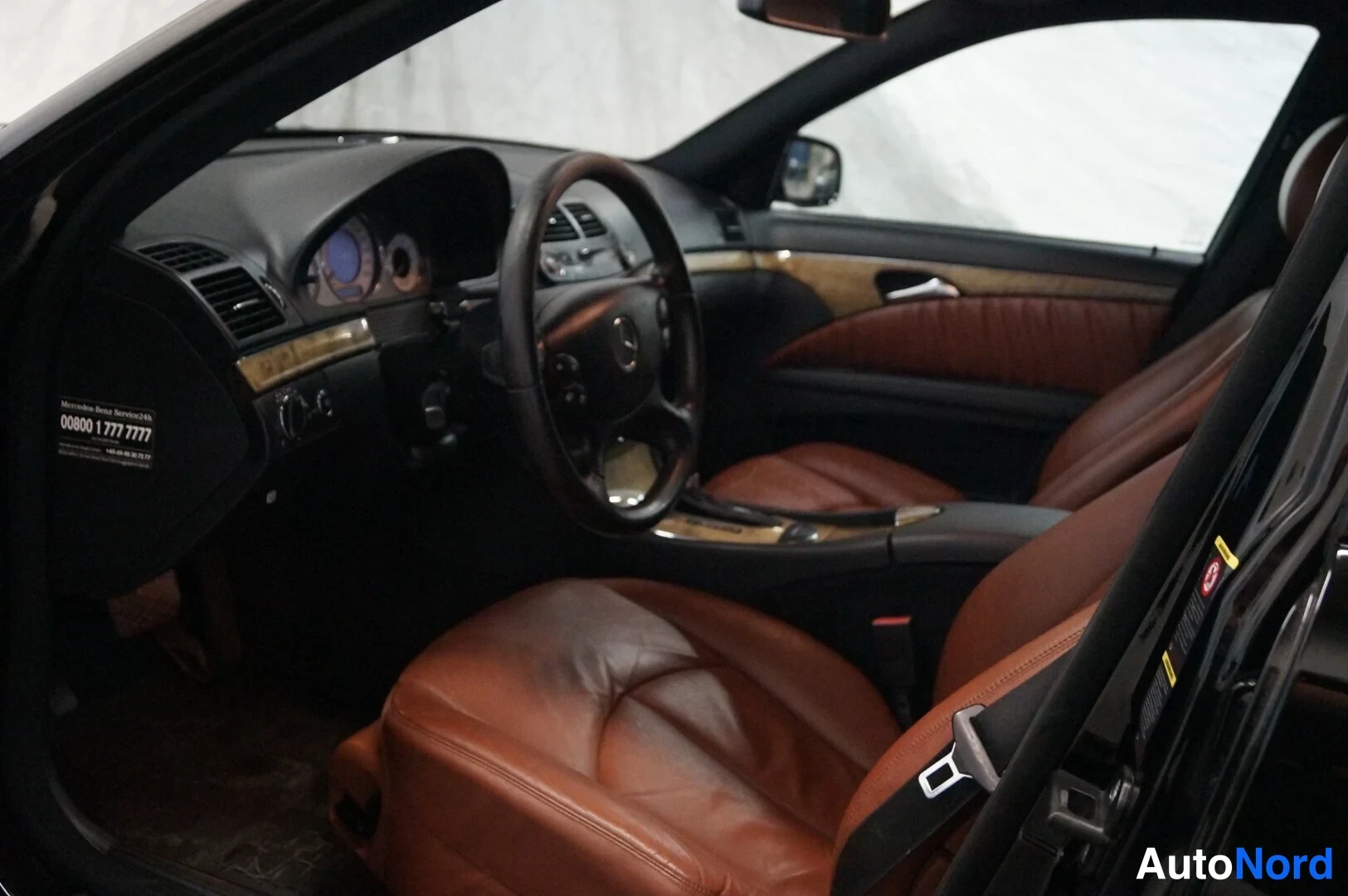 Musta Mercedes-Benz E 280 2007, ohjaamo, kuva 6