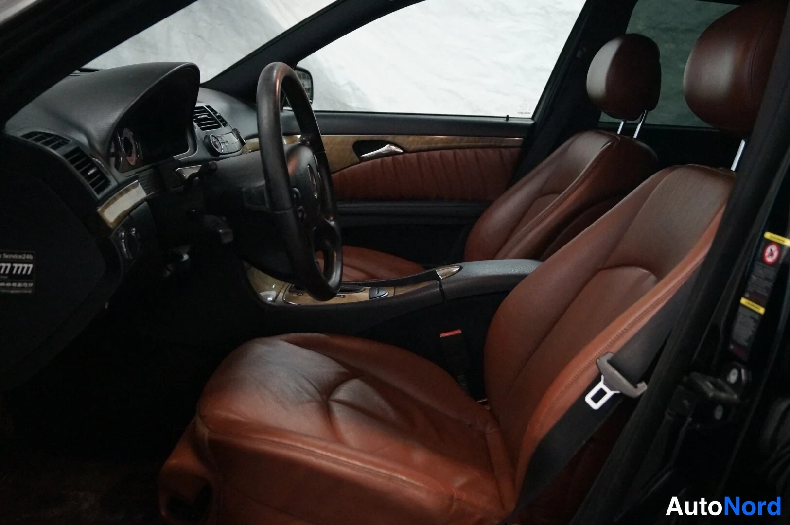 Musta Mercedes-Benz E 280 2007, etuistuimet, kuva 7