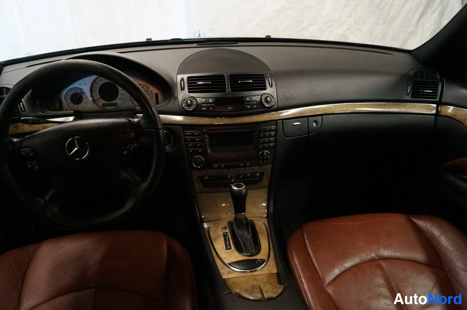 Musta Mercedes-Benz E 280 2007, ohjaamo, kuva 5