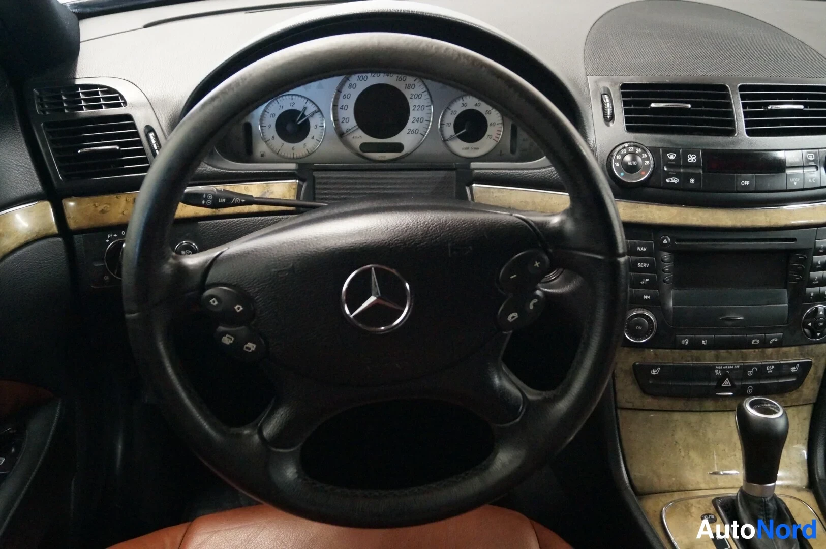 Musta Mercedes-Benz E 280 2007, yksityiskohta, kuva 10