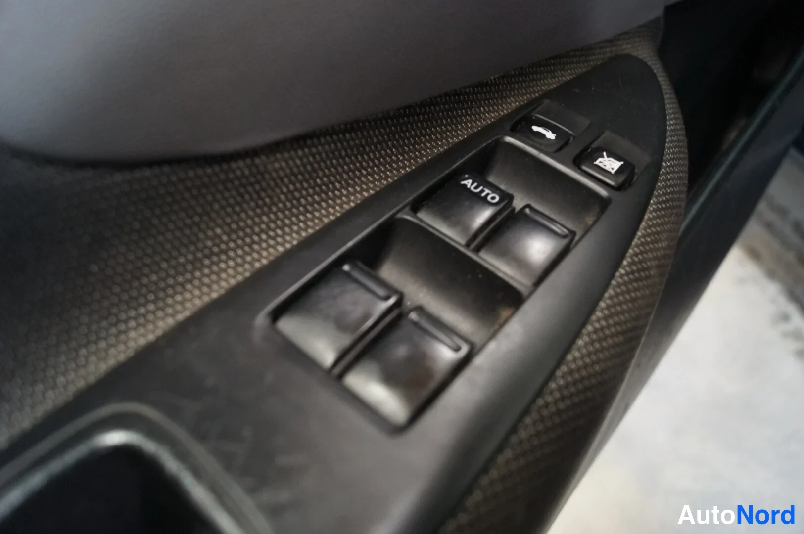 Blue Nissan Primera 2002, detail, photo 13