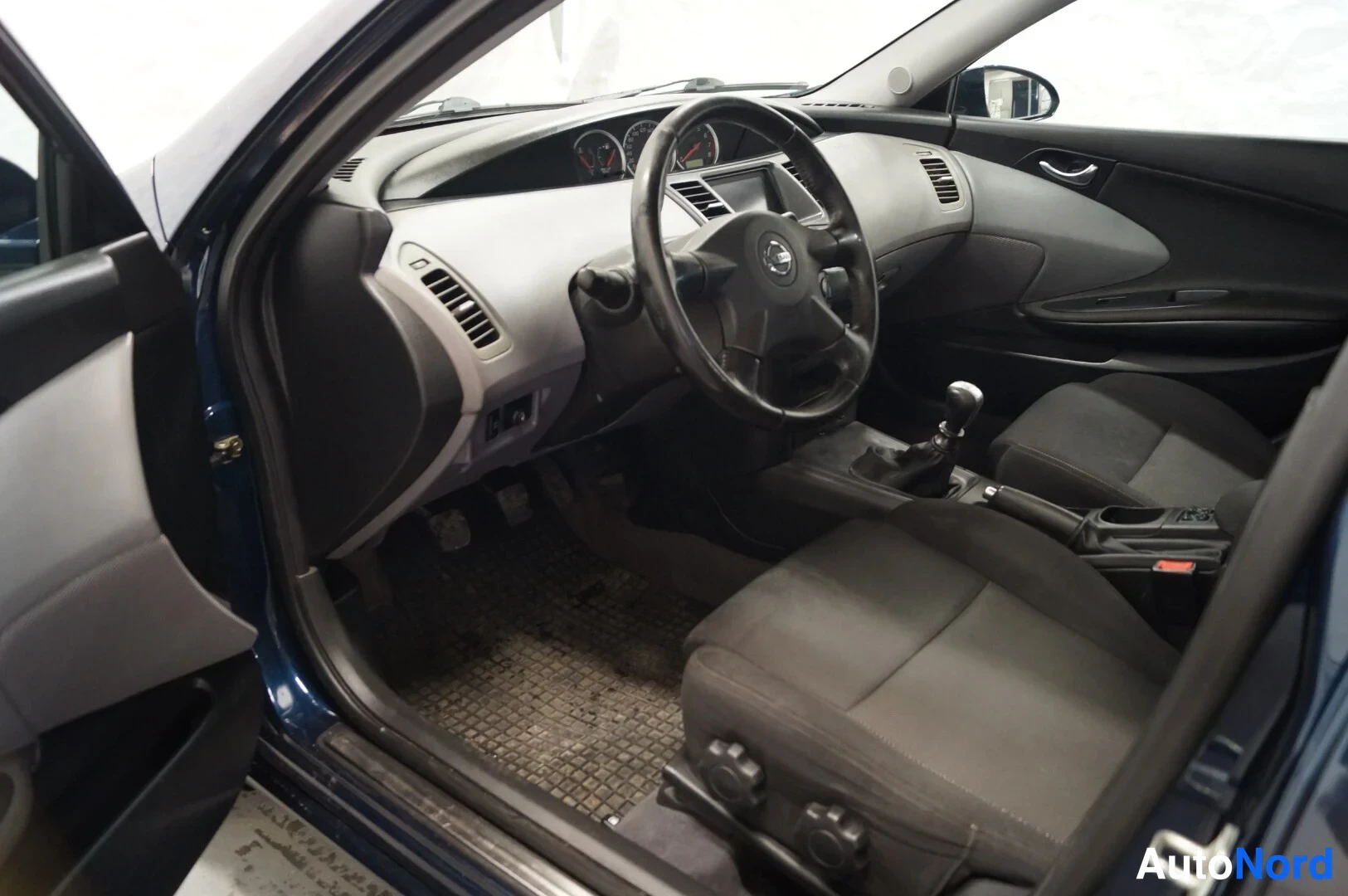 Blue Nissan Primera 2002, cockpit, photo 5
