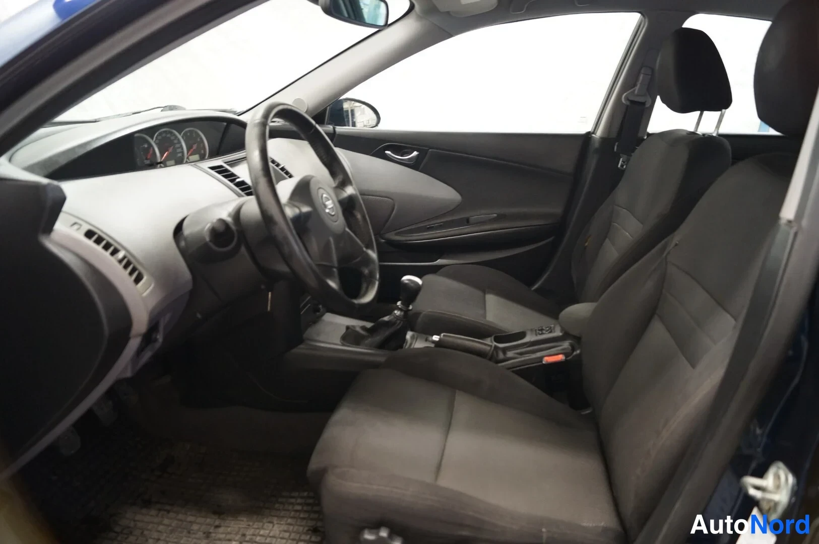 Blue Nissan Primera 2002, cockpit, photo 6
