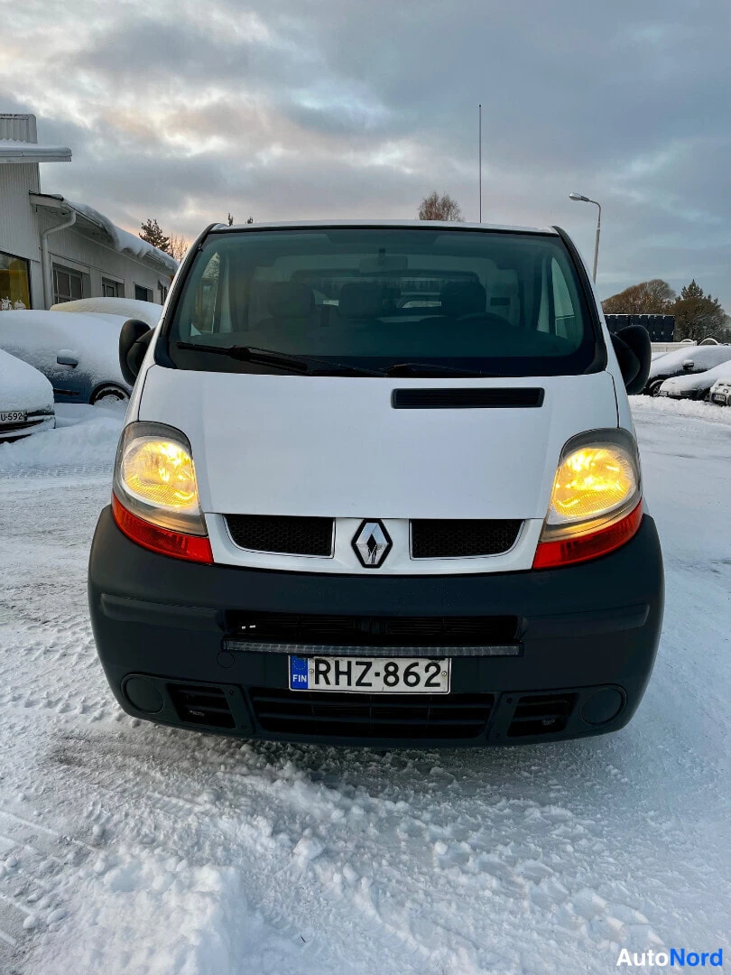 White Renault Trafic 2005, front, photo 4