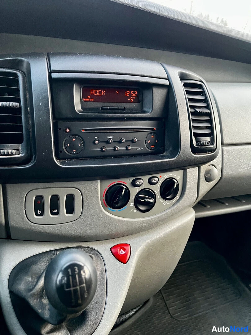 White Renault Trafic 2005, detail, photo 12