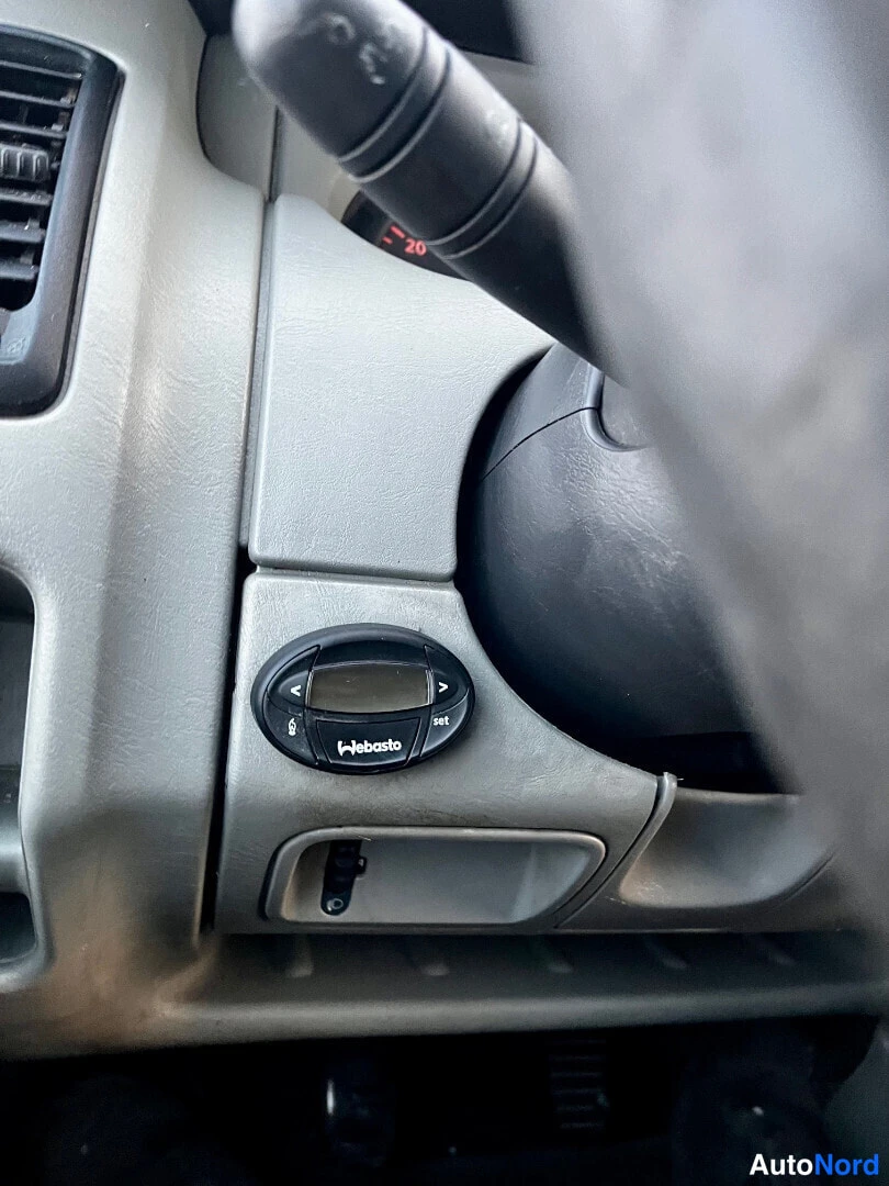 White Renault Trafic 2005, detail, photo 13