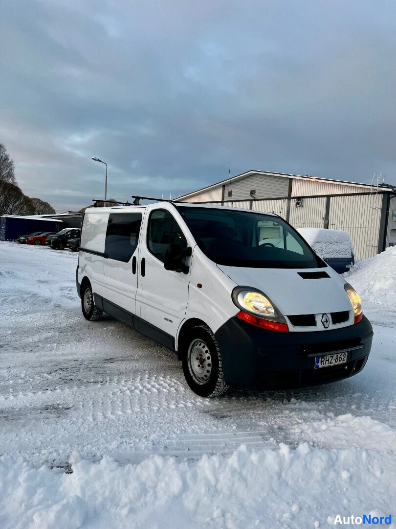 White Renault Trafic 2005, front three-quarter, nose to the right, photo 3