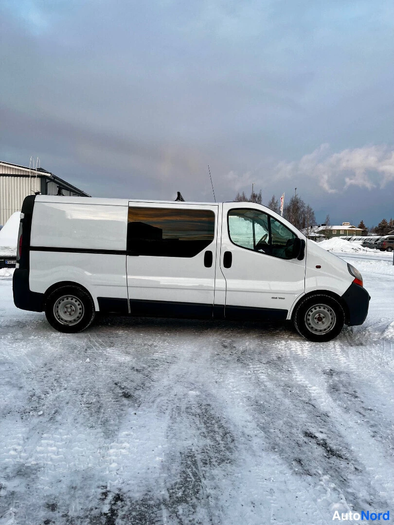 White Renault Trafic 2005, side, photo 5