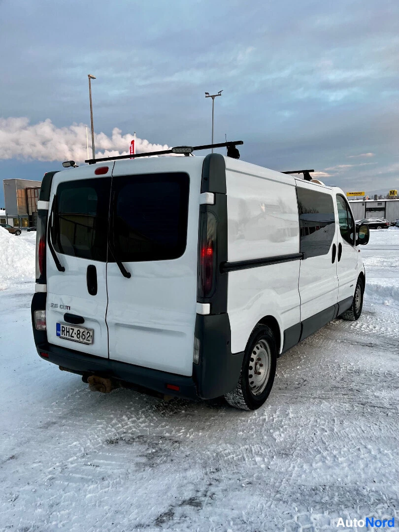 White Renault Trafic 2005, rear three-quarter, photo 6