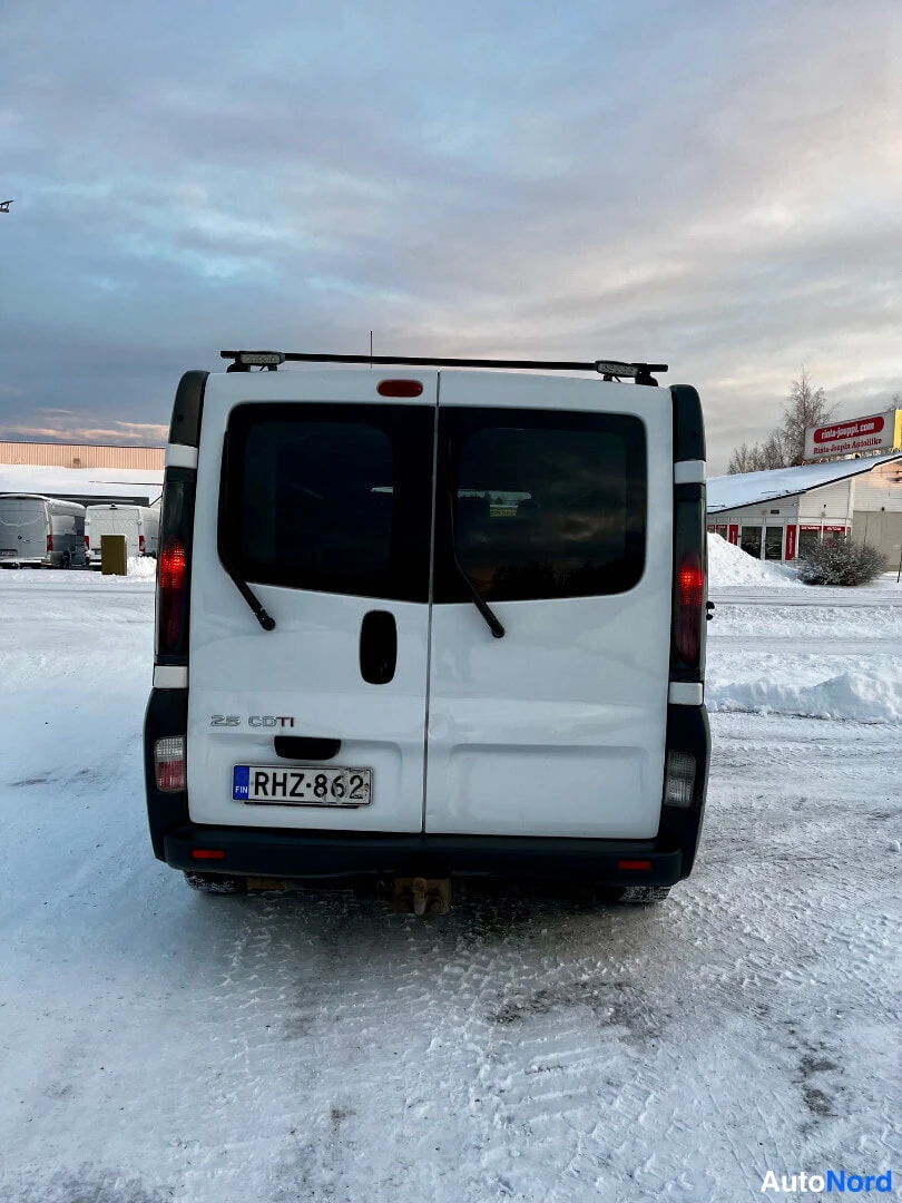 White Renault Trafic 2005, rear, photo 8