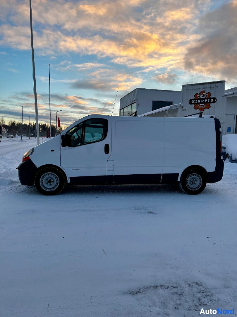 White Renault Trafic 2005, front three-quarter, nose to the left, photo 2