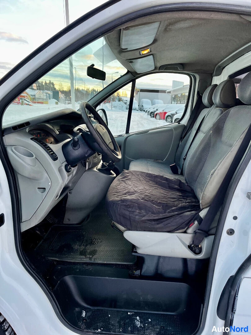 White Renault Trafic 2005, cockpit, photo 9