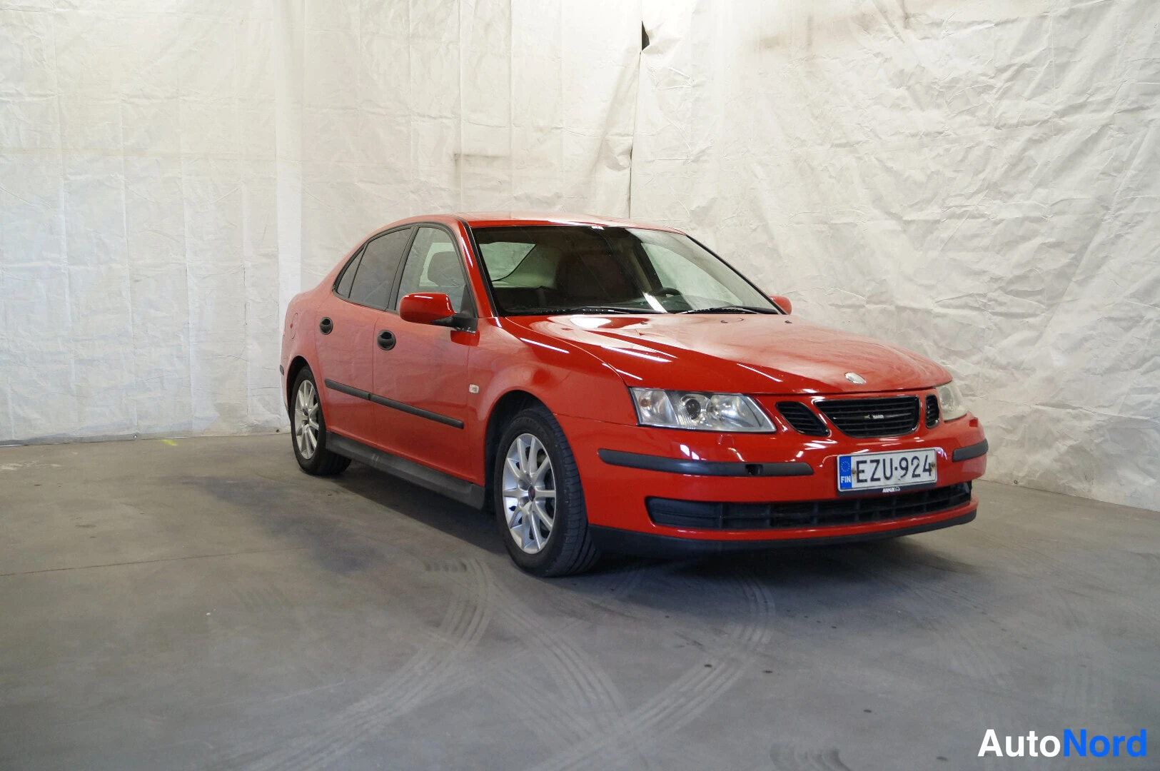 Punainen Saab 9-3 2003, etuviisto, keula oikealle, kuva 2