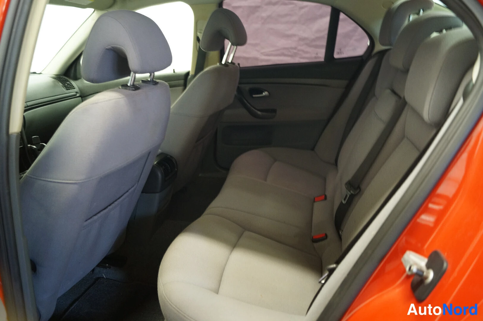 Punainen Saab 9-3 2003, takaistuimet, kuva 10