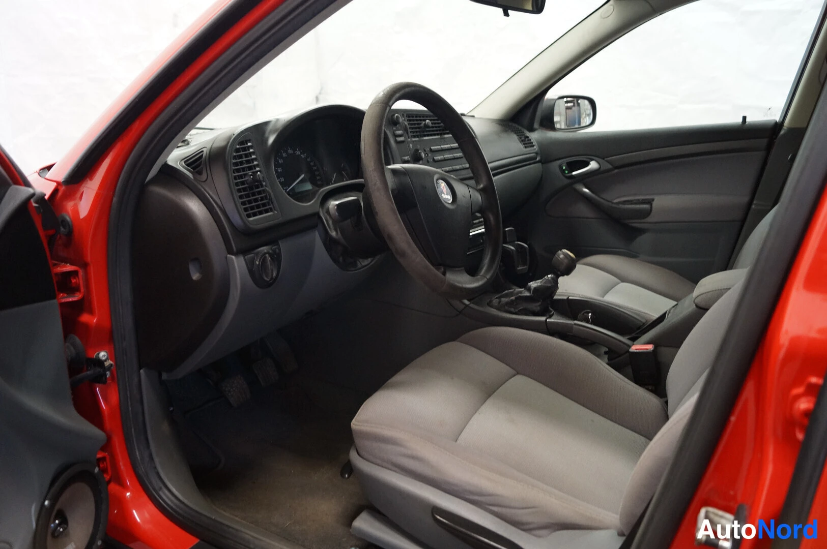 Punainen Saab 9-3 2003, ohjaamo, kuva 5