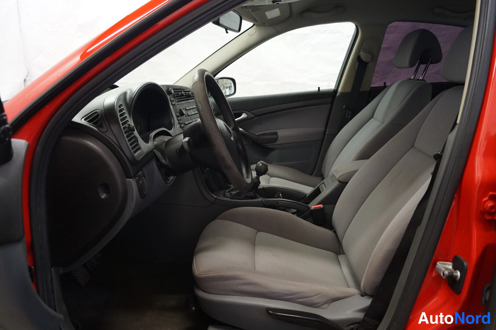 Punainen Saab 9-3 2003, ohjaamo, kuva 6