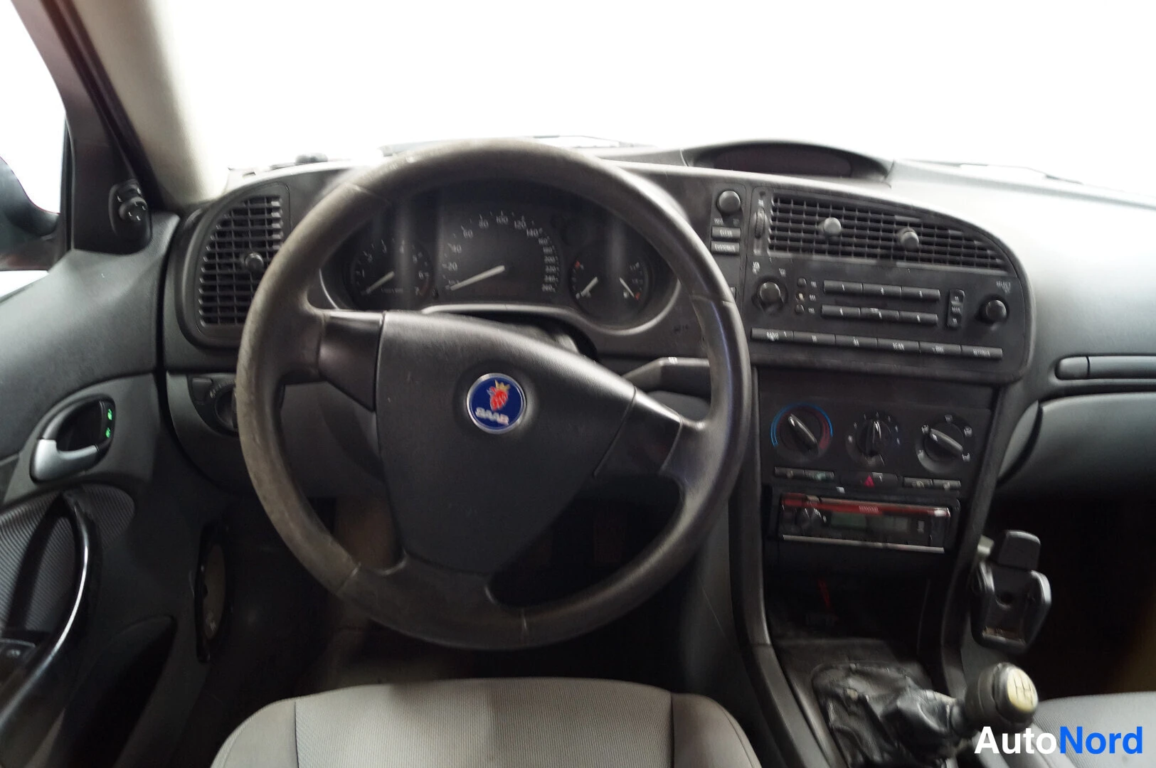 Punainen Saab 9-3 2003, ohjaamo, kuva 7