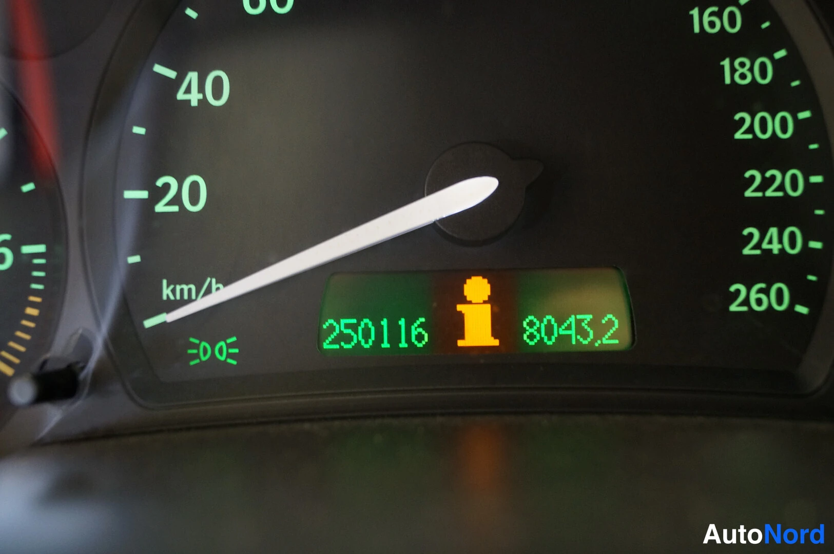 Punainen Saab 9-3 2003, yksityiskohta, kuva 12
