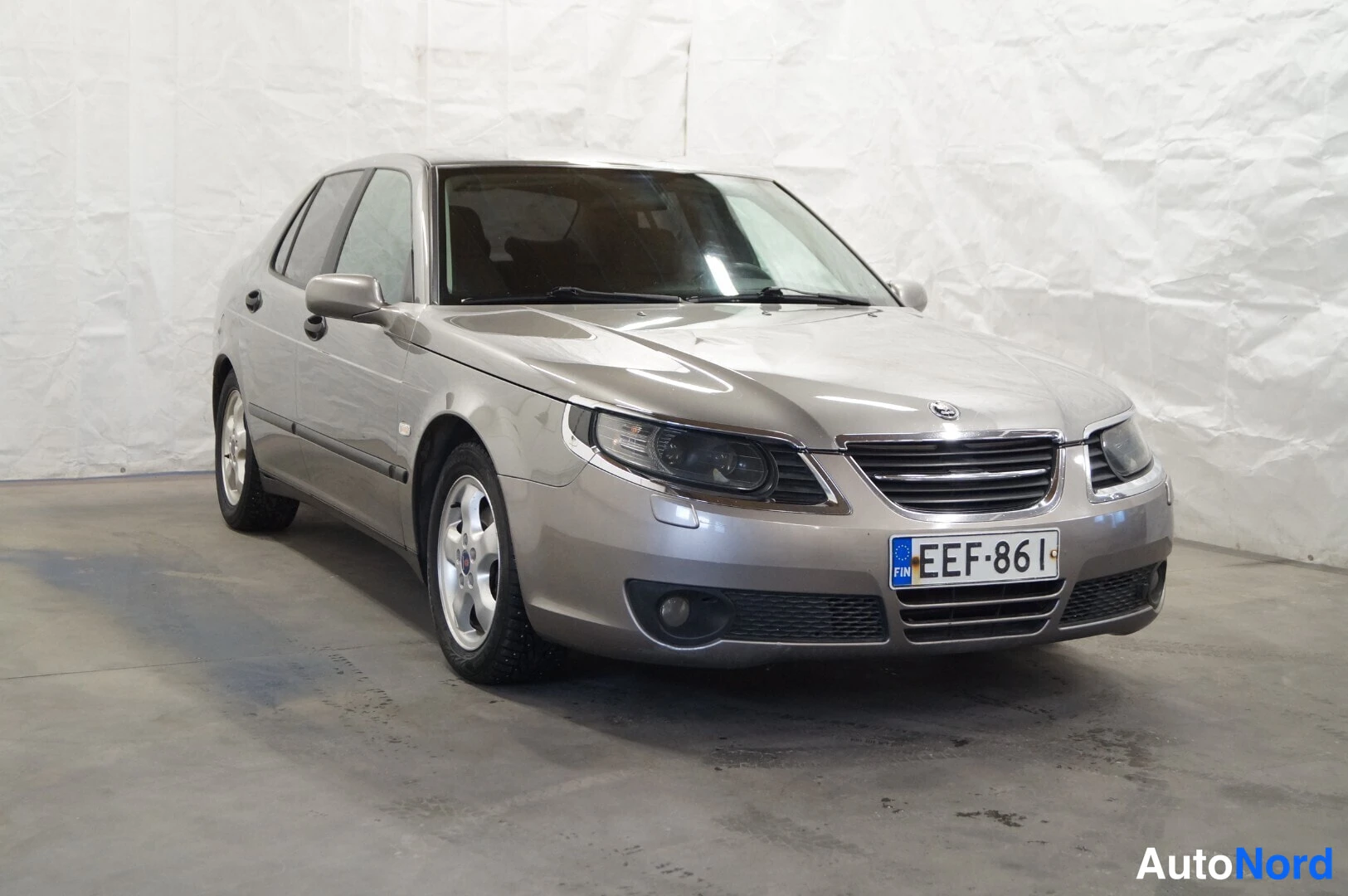 Ruskea Saab 9-5 2006, etuviisto, keula oikealle, kuva 2