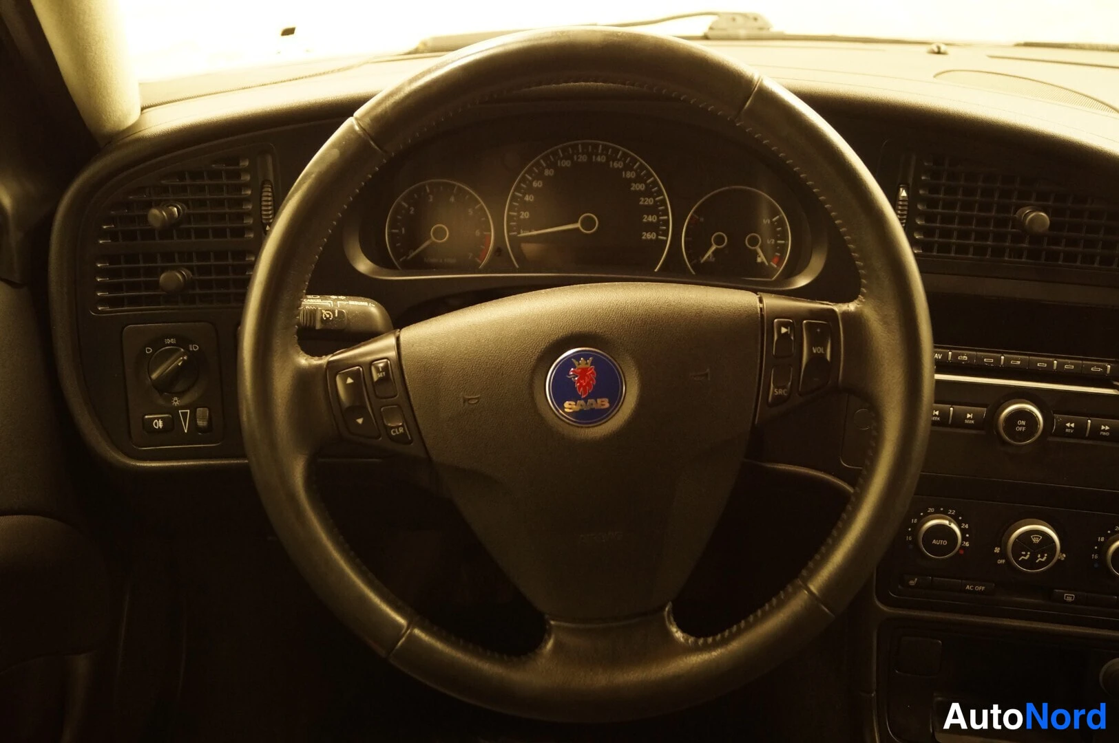 Ruskea Saab 9-5 2006, ohjaamo, kuva 7