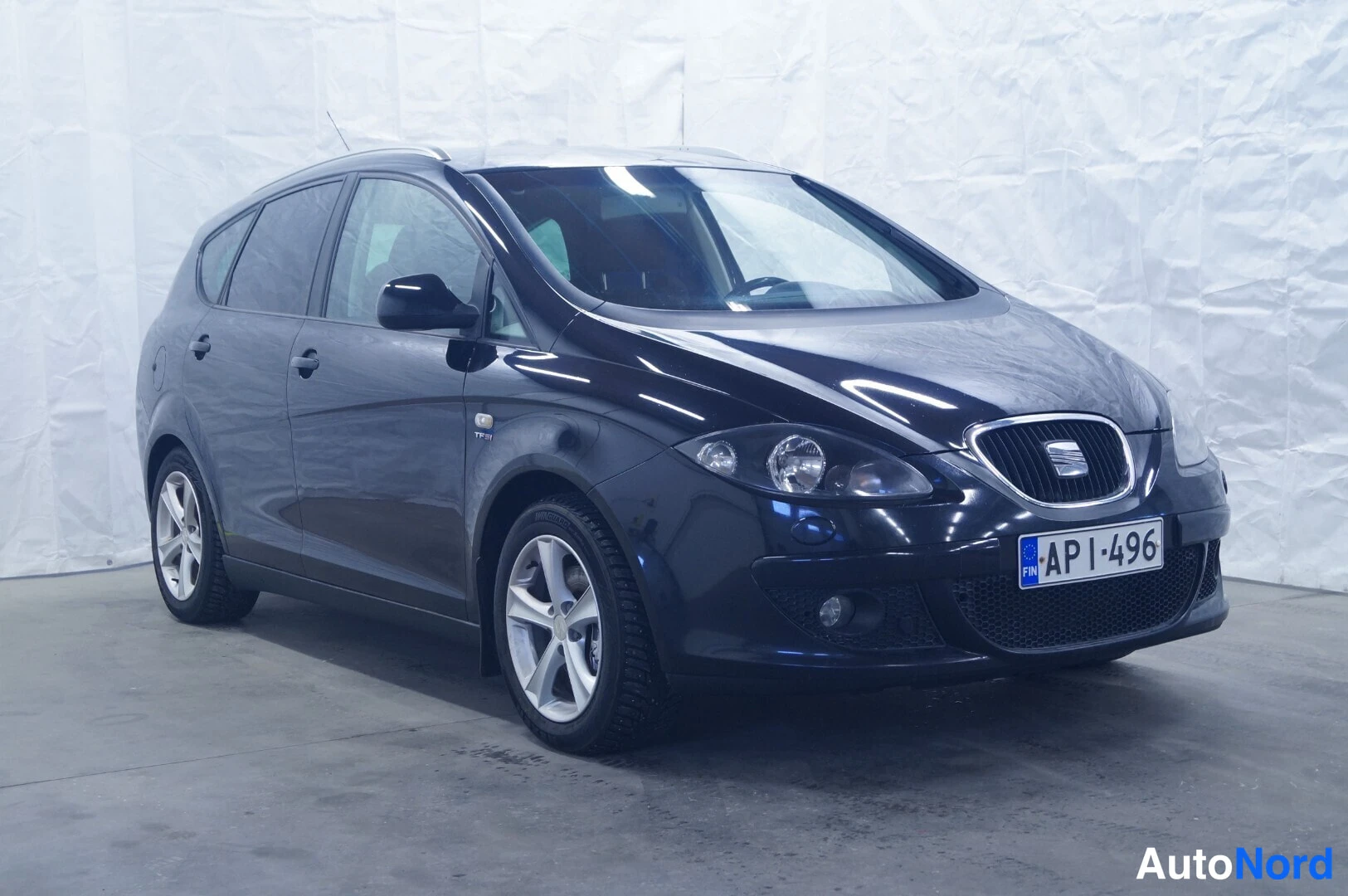 Musta Seat Altea XL 2007, etuviisto, keula oikealle, kuva 2