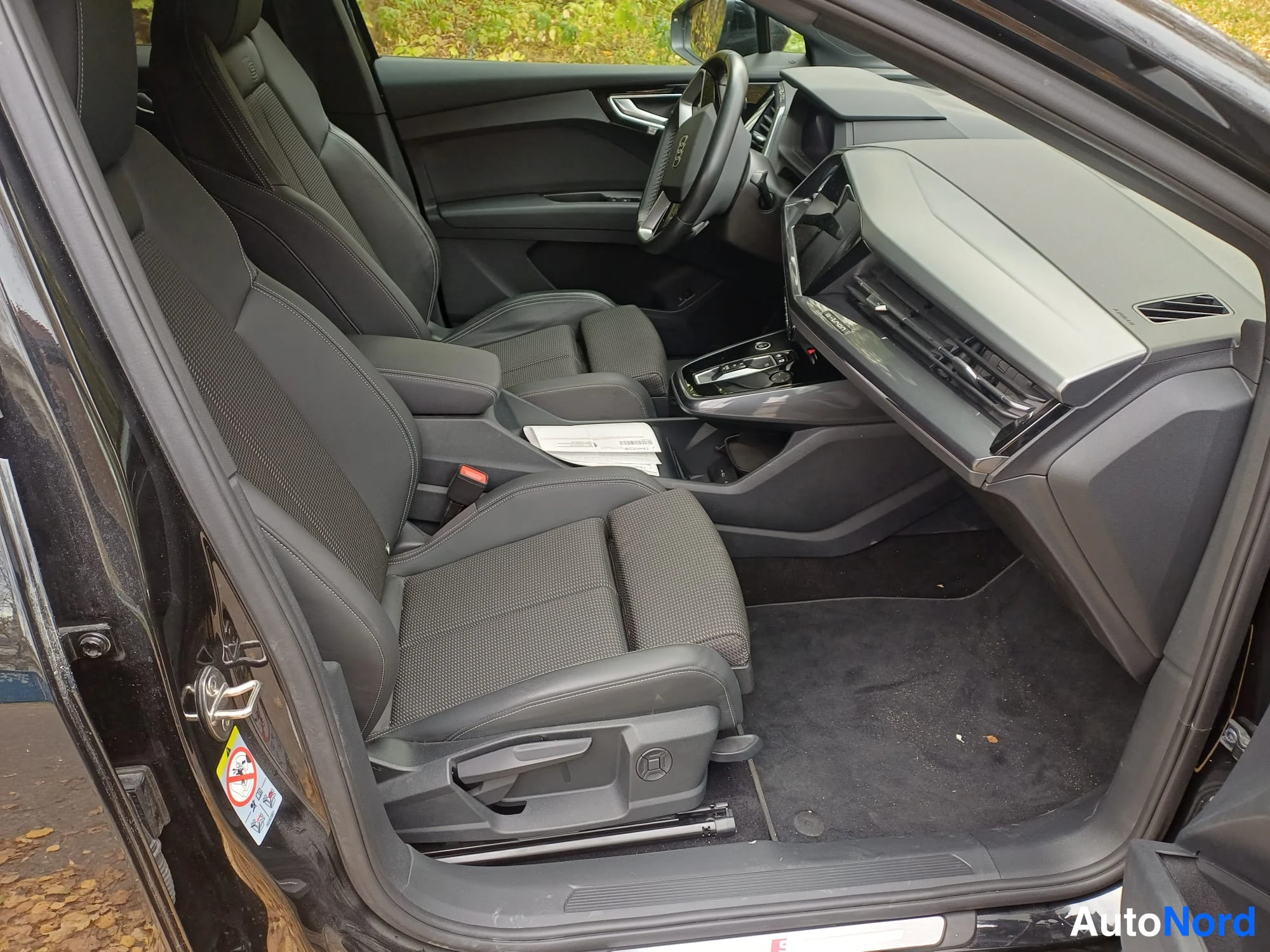 Musta Audi A4 2011, etuistuimet, kuva 5