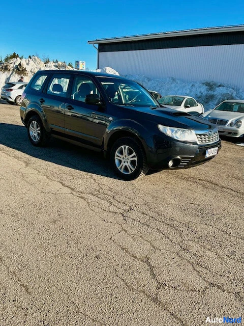 Blue Subaru Forester 2012, front three-quarter, nose to the right, photo 2