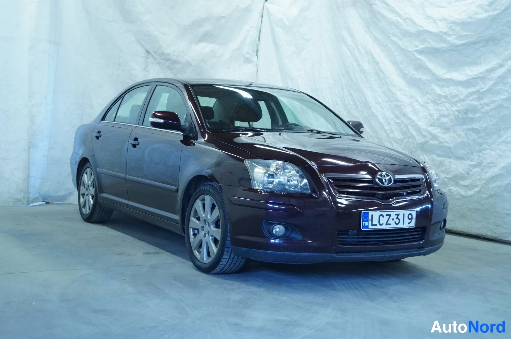Violetti Toyota Avensis 2008, etuviisto, keula oikealle, kuva 2