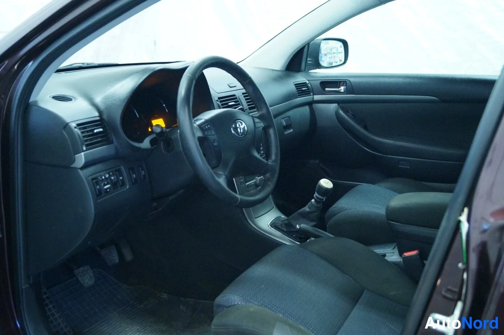 Violetti Toyota Avensis 2008, ohjaamo, kuva 5