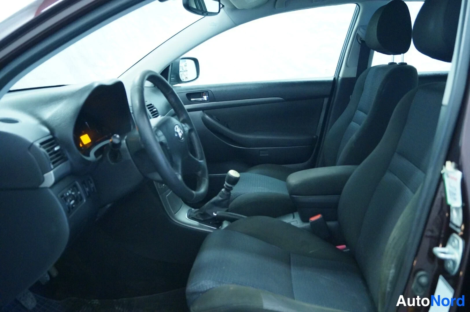 Violetti Toyota Avensis 2008, ohjaamo, kuva 6