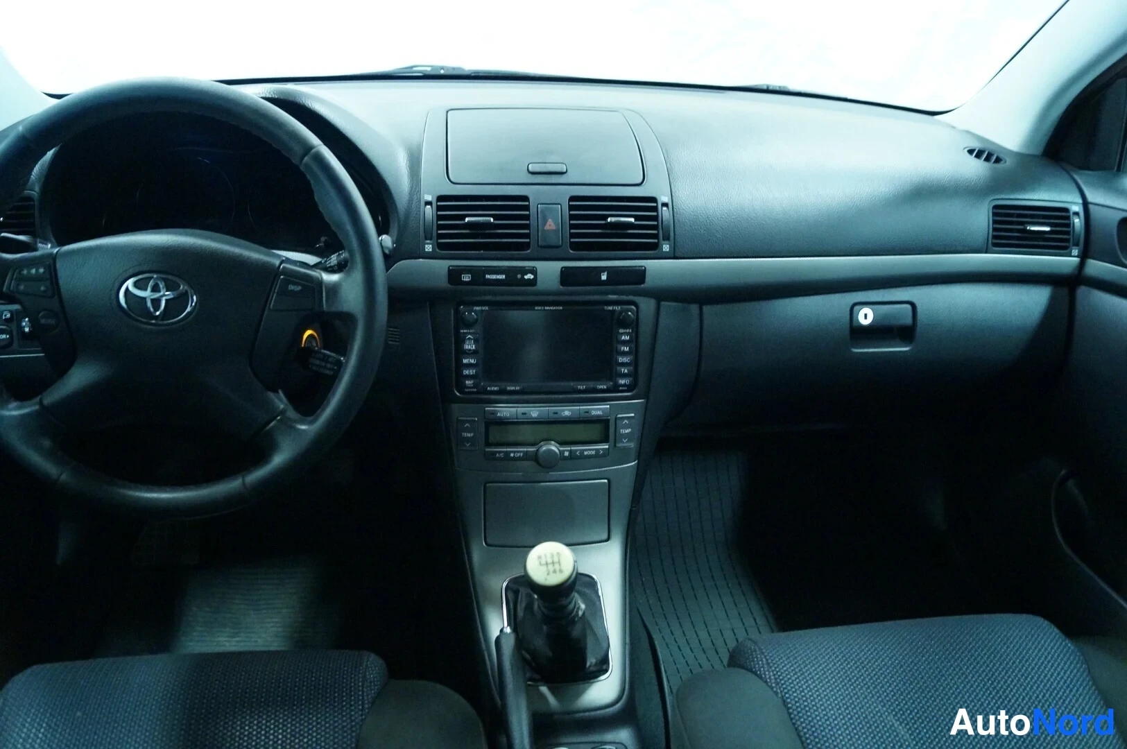 Violetti Toyota Avensis 2008, ohjaamo, kuva 7