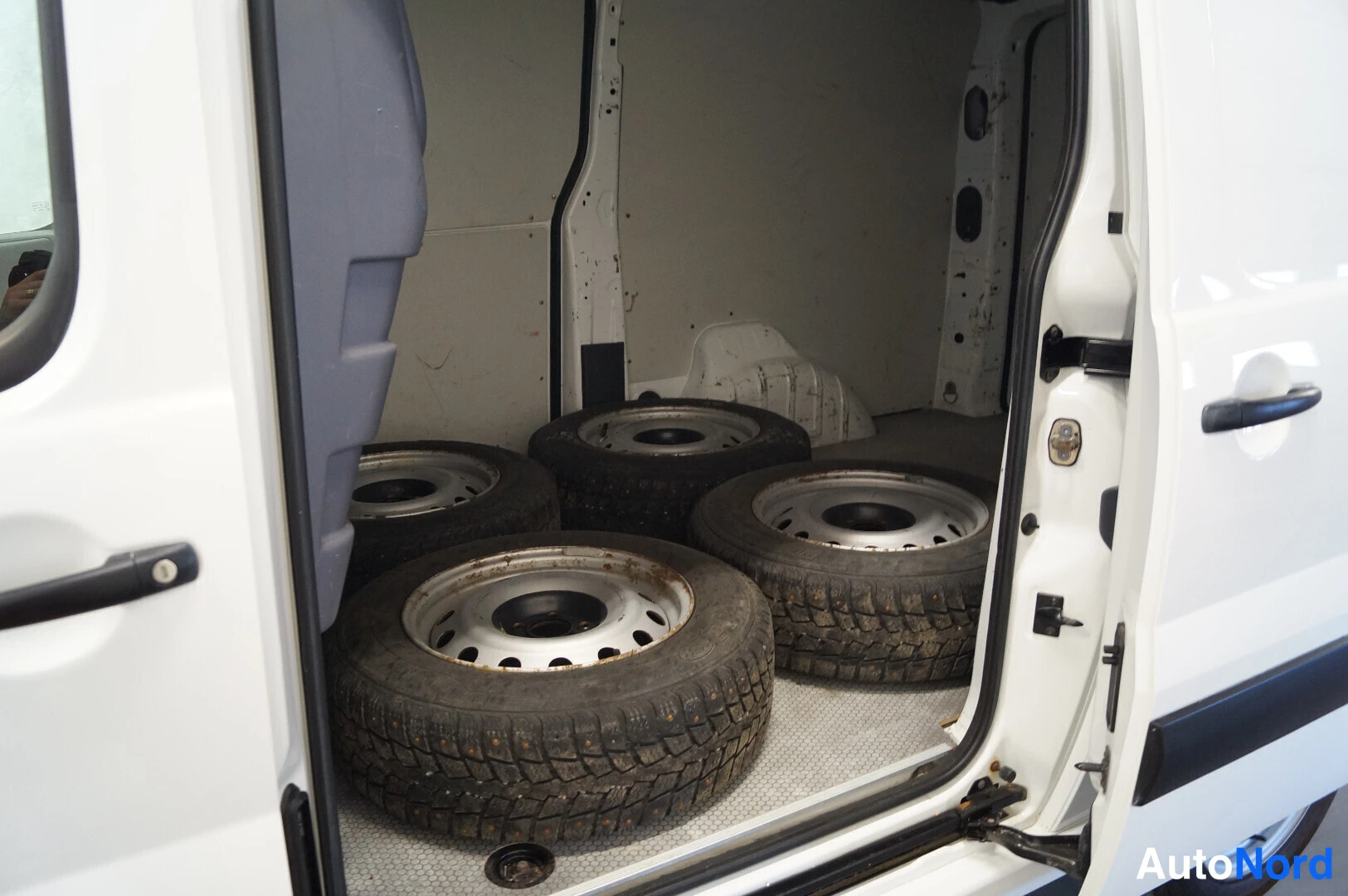 Valkoinen Toyota Proace 2015, tavaratila, kuva 8