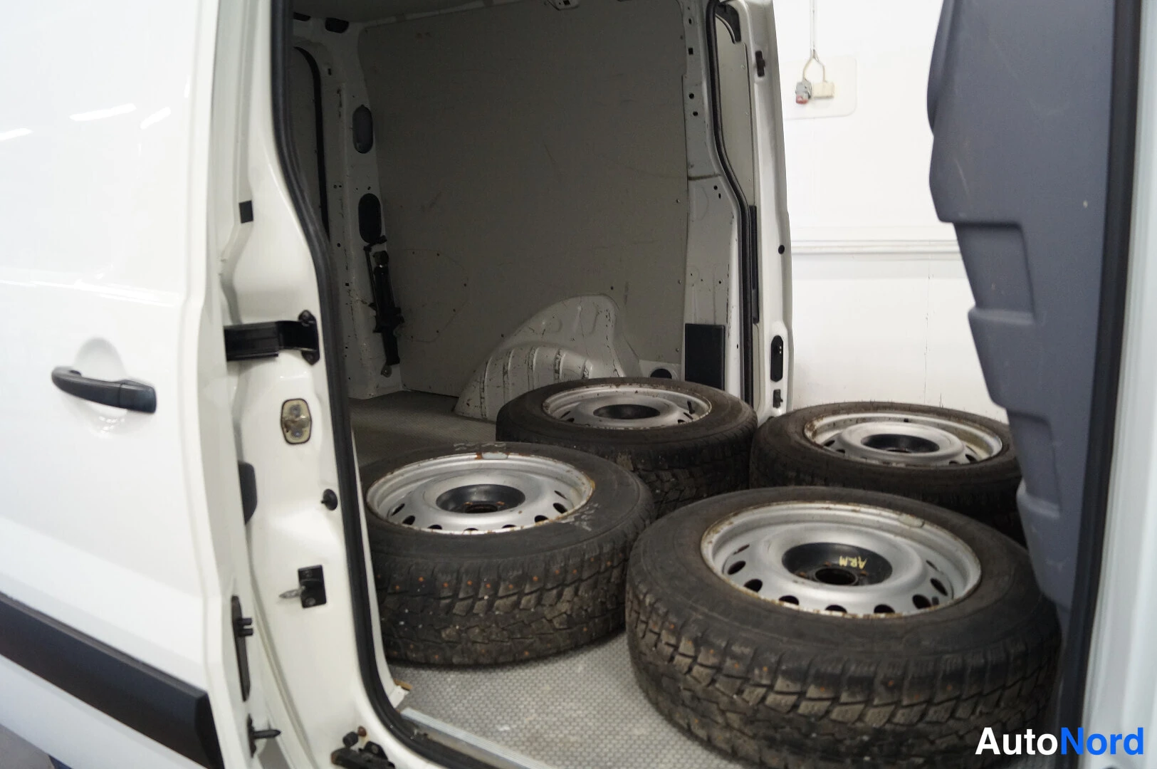 Valkoinen Toyota Proace 2015, tavaratila, kuva 9