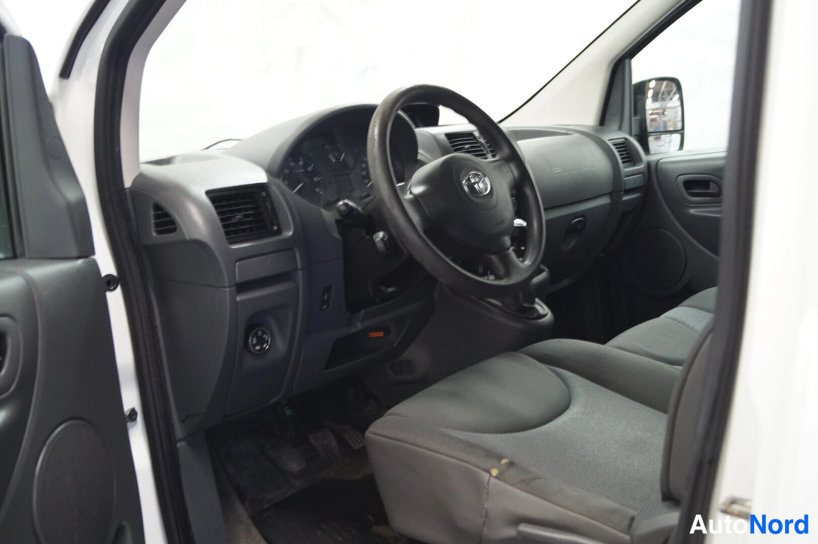 Valkoinen Toyota Proace 2015, ohjaamo, kuva 5