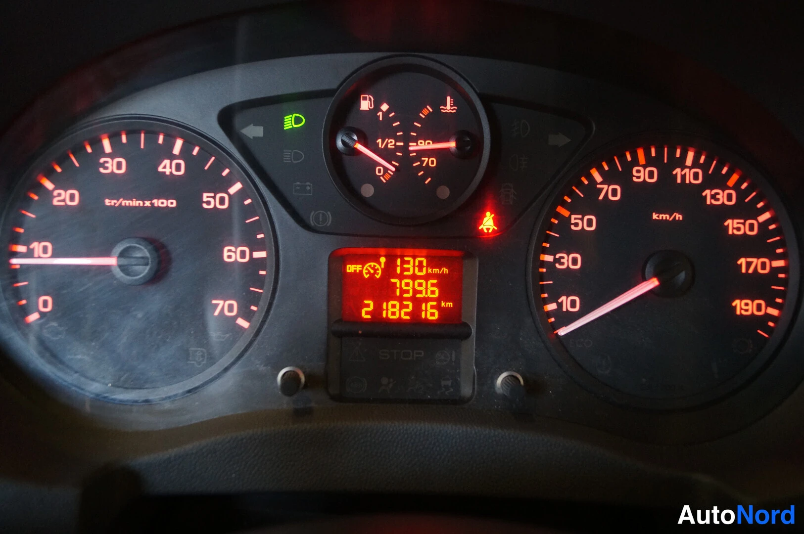 Valkoinen Toyota Proace 2015, yksityiskohta, kuva 11