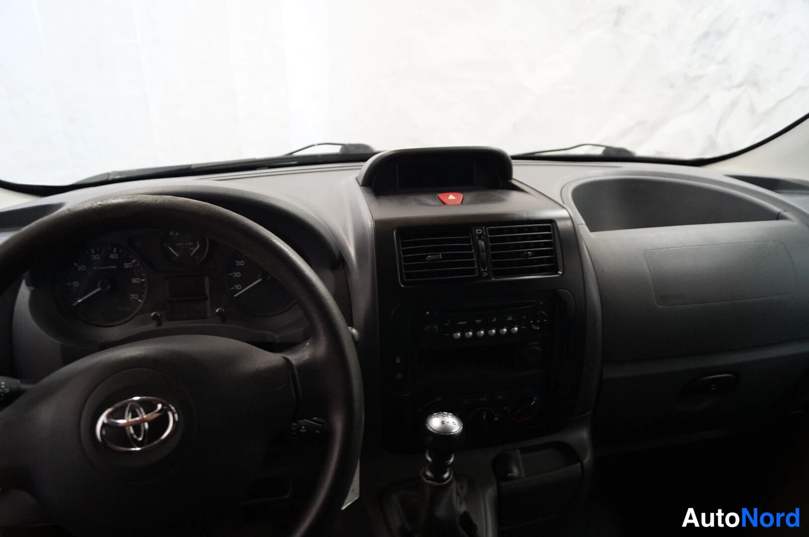 Valkoinen Toyota Proace 2015, ohjaamo, kuva 6