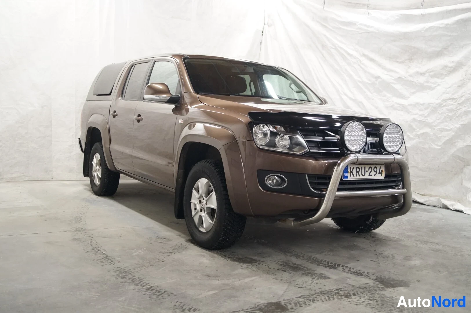 Brown Volkswagen Amarok 2013, front three-quarter, nose to the right, photo 2