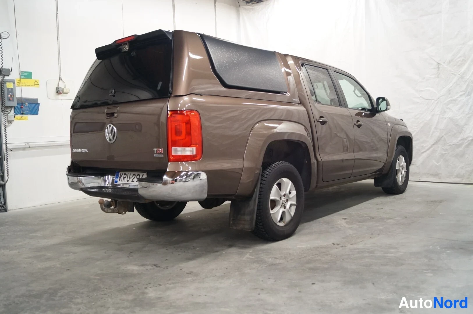 Brown Volkswagen Amarok 2013, rear three-quarter, photo 3