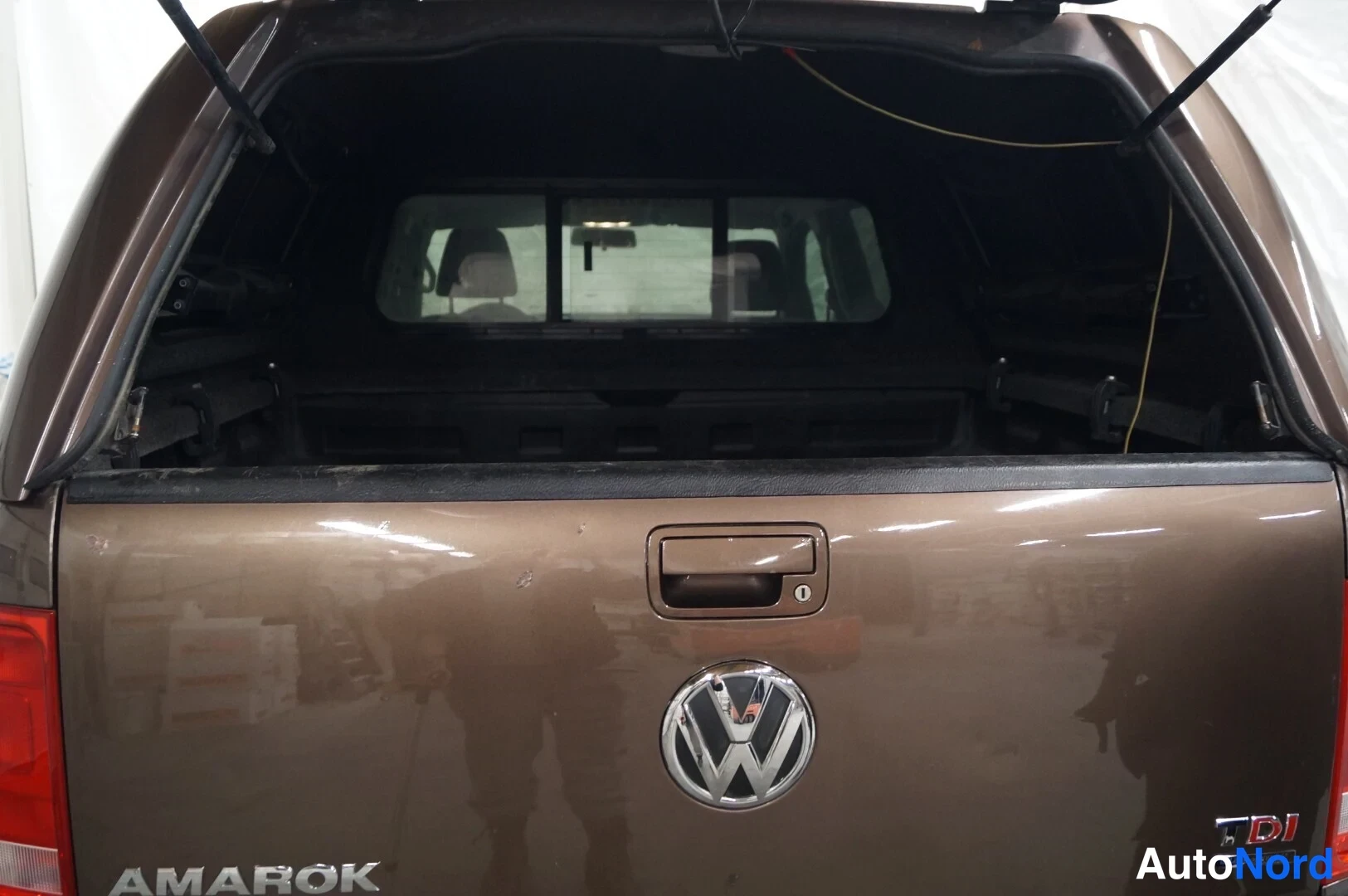 Brown Volkswagen Amarok 2013, boot, photo 8